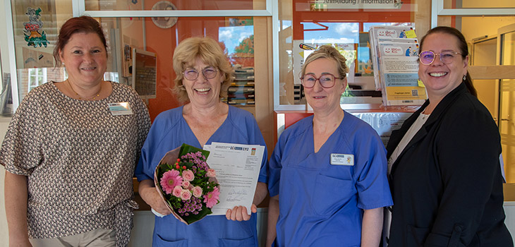 Jubilarin Rosemarie Linke bekommt einen Blumenstrauß überreicht.